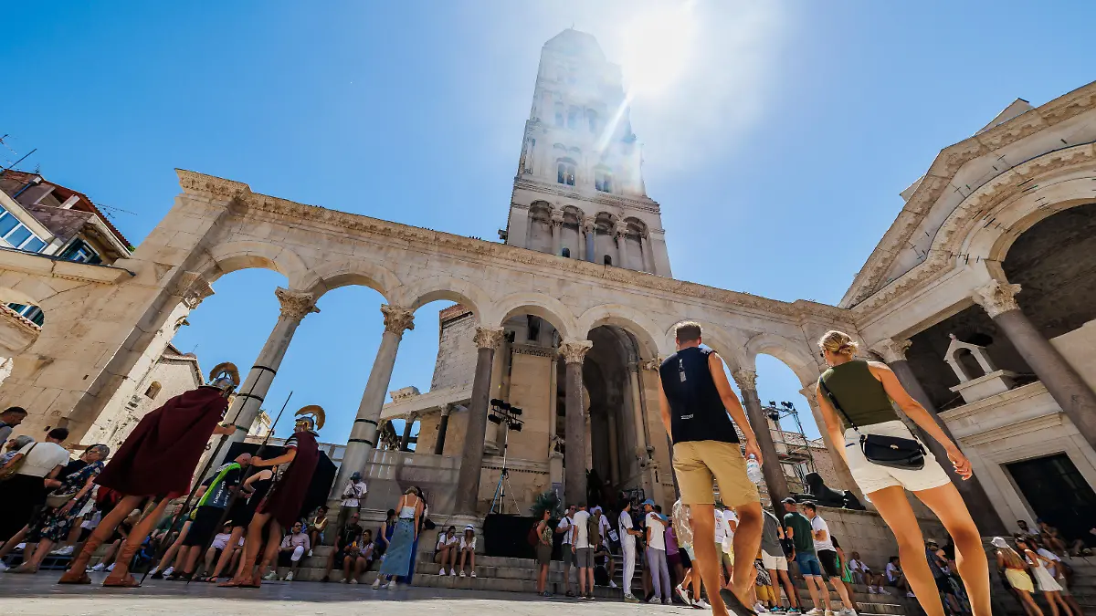 Tourists in the city center during the heatwave, in Split, Croatia, on July 16, 2023. Photo: Zvonimir Barisin/PIXSELL