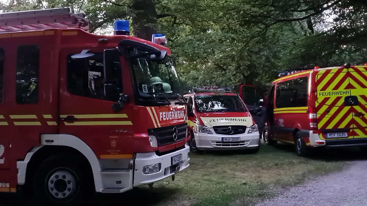 Unfall am Starnberger See am 31.07.2022 in Kempfenhausen Im Starnberger See ist ein Schwimmer vermutlich tödlich verunglückt. Ein Motorboot hatte den 32-jährigen Mann aus München am Sonntag gegen 14.45 Uhr im Wasser übersehen und bei Kempfenhausen etwa 300 Meter vor dem Ufer überfahren. Eine groß angelegte Suchaktion blieb bis in den Abend hinein erfolglos. Am Montag soll die Suche nach dem Mann nach Polizeiangaben weitergehen. *** Accident at Lake Starnberg on 31 07 2022 in Kempfenhausen In Lake Starnberg, a swimmer is presumed to have had a fatal accident A motorboat had overlooked the 32-year-old man from Munich on Sunday at about 14 45 in the water and run over near Kempfenhausen about 300 meters from the shore A large-scale se xMPJPGx