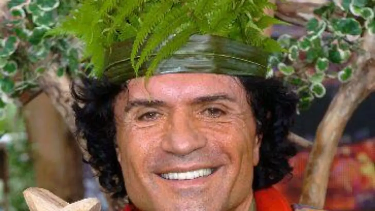 Mit Holzzepter und Farnkrone sitzt "Dschungelkönig" Costa Cordalis am 20.1.2004 stolz im australischen Urwald. Nach zwölf Tagen Ekelfaktor, Luxusentzug und Lagerkoller ist es geschafft: Mit dem 59 Jahre alten Schlagersänger haben die Zuschauer der RTL-Show «Ich bin ein Star - Holt mich hier raus!» ihren «Dschungel-König» gekürt. Die Bayern-Fraktion mit der Kabarettistin Lisa Fitz und «Superstar» Daniel Küblböck musste sich mit den Plätzen zwei und drei zufrieden geben. RTL bescherte das Finale seines Urwaldspektakels in Australien eine Rekordquote: Zwischen 22.15 Uhr und Mitternacht saßen nach Senderangaben 8,33 Millionen Zuschauer (43,4 Prozent) vor den Bildschirmen. Foto: Stefan Menne/RTL dpa