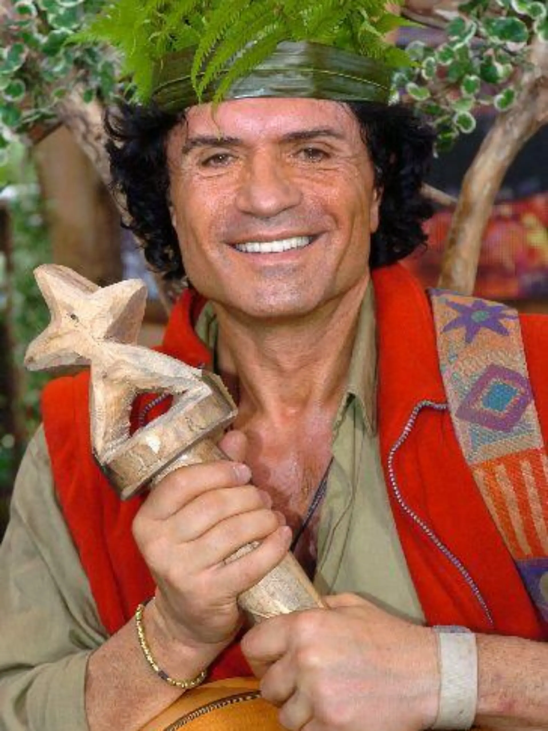 Mit Holzzepter und Farnkrone sitzt "Dschungelkönig" Costa Cordalis am 20.1.2004 stolz im australischen Urwald. Nach zwölf Tagen Ekelfaktor, Luxusentzug und Lagerkoller ist es geschafft: Mit dem 59 Jahre alten Schlagersänger haben die Zuschauer der RTL-Show «Ich bin ein Star - Holt mich hier raus!» ihren «Dschungel-König» gekürt. Die Bayern-Fraktion mit der Kabarettistin Lisa Fitz und «Superstar» Daniel Küblböck musste sich mit den Plätzen zwei und drei zufrieden geben. RTL bescherte das Finale seines Urwaldspektakels in Australien eine Rekordquote: Zwischen 22.15 Uhr und Mitternacht saßen nach Senderangaben 8,33 Millionen Zuschauer (43,4 Prozent) vor den Bildschirmen. Foto: Stefan Menne/RTL dpa