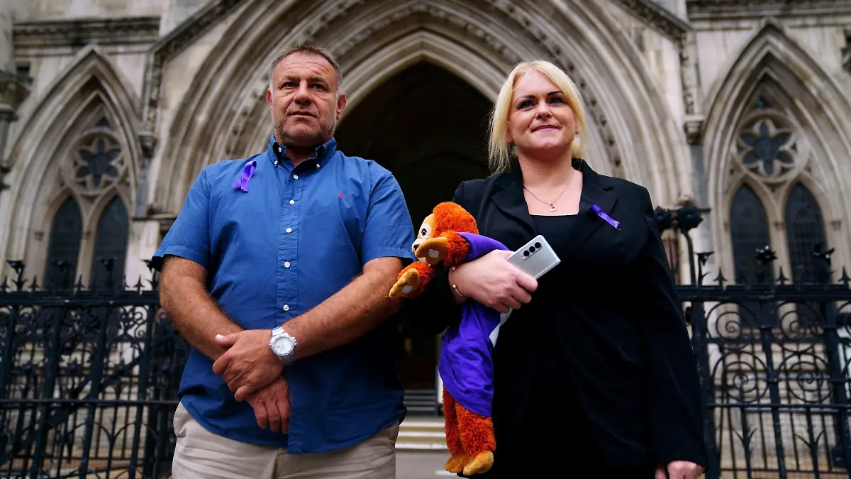 ARCHIV - 22.07.2022, Großbritannien, London: Paul Battersbee und Hollie Dance, die Eltern von Archie Battersbee, dem zwölfjährigen Jungen, der nach einem schweren Hirnschaden vor drei Monaten im Koma liegt. Er muss von Ärzten keine lebenserhaltenden Maßnahmen mehr bekommen. Wenige Stunden vor dem geplanten Ende lebenserhaltender Maßnahmen für einen unheilbar kranken Jungen in England kommt der Fall erneut vor Gericht. (zu dpa: Schicksal von unheilbar krankem Jungen in England erneut vor Gericht) Foto: Victoria Jones/PA Wire/dpa +++ dpa-Bildfunk +++