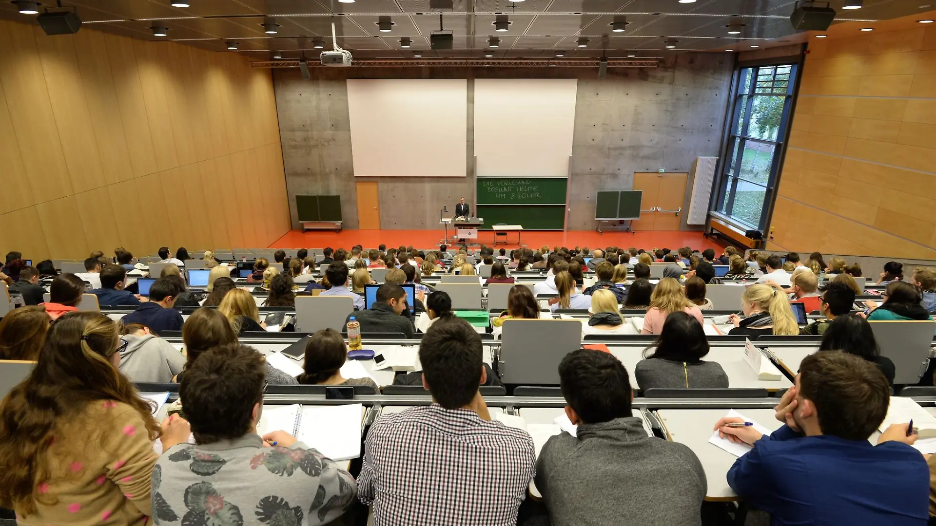 Studienanfänger sitzen während ihrer ersten Juravorlesung in einem Hörsaal der Juristischen Fakultät der Universität Potsdam.