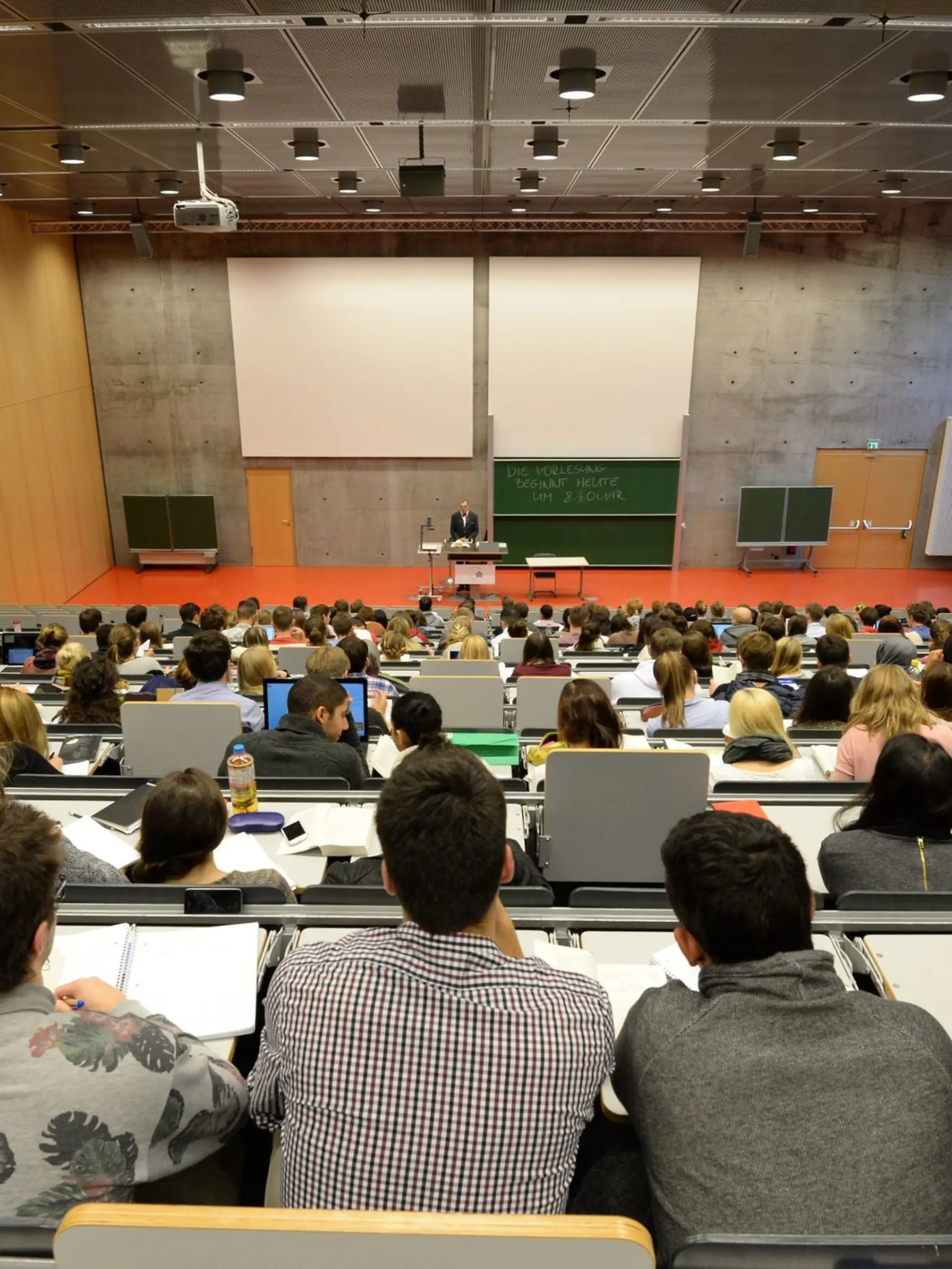 Studienanfänger sitzen während ihrer ersten Juravorlesung in einem Hörsaal der Juristischen Fakultät der Universität Potsdam.