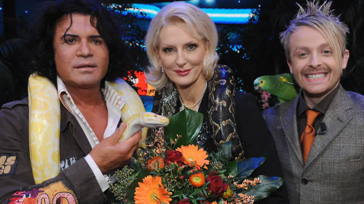 ARCHIV - Die Dschungel-Könige Costa Cordalis (l-r), Desiree Nick und Ross Antony posieren mit einer Schlange in der RTL-Show "25 Jahre RTL" am Freitag (09.01.2009) in Köln. Foto: Jörg Carstensen/dpa (zu dpa "9 Staffeln, 9 Buchstaben - Der D-S-C-H-U-N-G-E-L und seine Eigenarten" vom 14.01.2016) +++(c) dpa - Bildfunk+++
