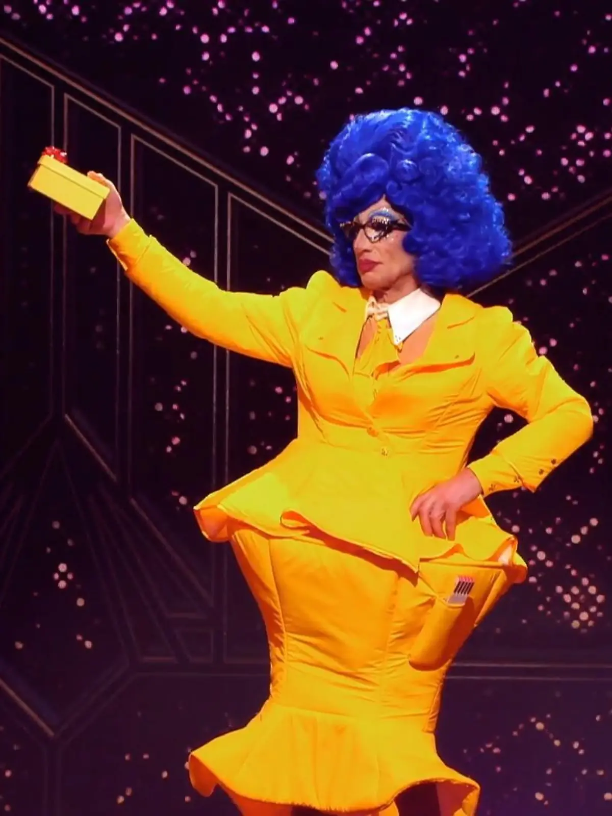 Bild zu: "Bei Drag Queen "Una Hört" rappelt's im Karton"