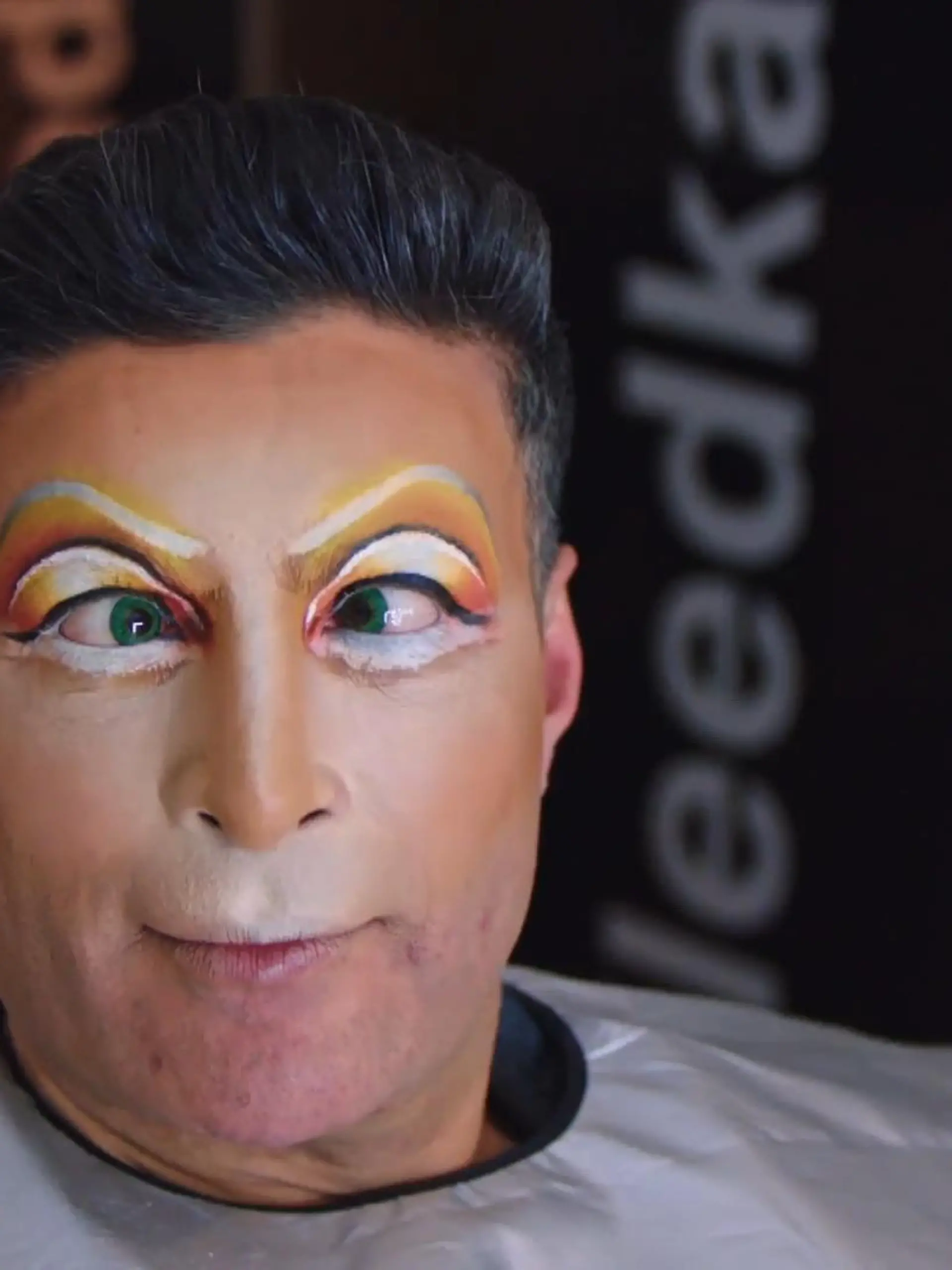 Bild zu: "Spaßvogel Sükrü genießt die Verwandlung zur Drag Queen"