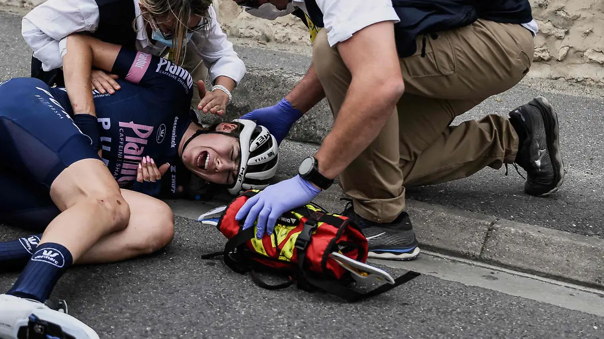 25.07.2022, Frankreich, Meaux: Radsport: Tour de France, Frauen, Meaux - Provins, 136,40 km, 2. Etappe: Die deutsche Fahrerin Laura Süßemilch vom Team Plantura Pura wird nach einem Sturz auf der zweiten Etappe von Sanitätern untersucht. Die Bahnrad-Weltmeisterin hat sich bei dem Sturz erheblich verletzt. Zwei Wirbel sind gebrochen und sie muss vorerst eine Halskrause tragen. Foto: Jeff Pachoud/AFP/dpa +++ dpa-Bildfunk +++