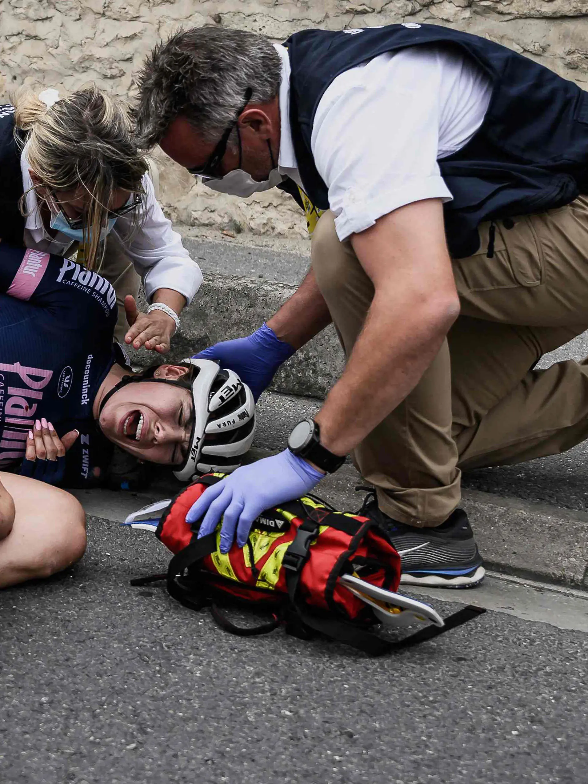 25.07.2022, Frankreich, Meaux: Radsport: Tour de France, Frauen, Meaux - Provins, 136,40 km, 2. Etappe: Die deutsche Fahrerin Laura Süßemilch vom Team Plantura Pura wird nach einem Sturz auf der zweiten Etappe von Sanitätern untersucht. Die Bahnrad-Weltmeisterin hat sich bei dem Sturz erheblich verletzt. Zwei Wirbel sind gebrochen und sie muss vorerst eine Halskrause tragen. Foto: Jeff Pachoud/AFP/dpa +++ dpa-Bildfunk +++