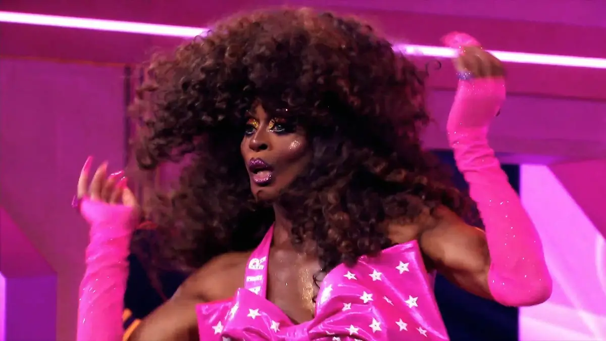 Wow-Aufritt von Bruce Darnell als Drag Queen "Dita" " Drama, Baby!" meets "Viva la Diva"
