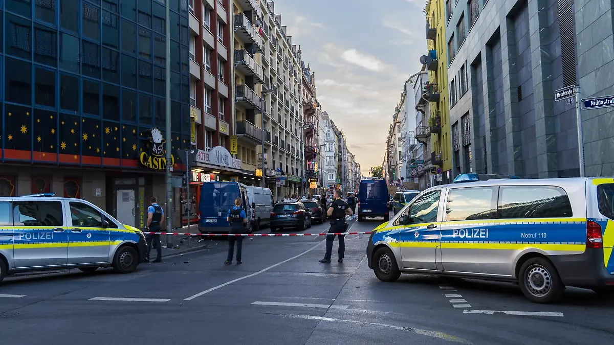 02.08.2022, Hessen, Frankfurt/Main: Polizisten stehen vor einer Absperrung während eines Einsatzes im Bahnhofsviertel (zu dpa: «Junger Mann durch Polizeischuss in Frankfurt am Main tödlich verletzt»). Foto: --/5vision Media /dpa +++ dpa-Bildfunk +++