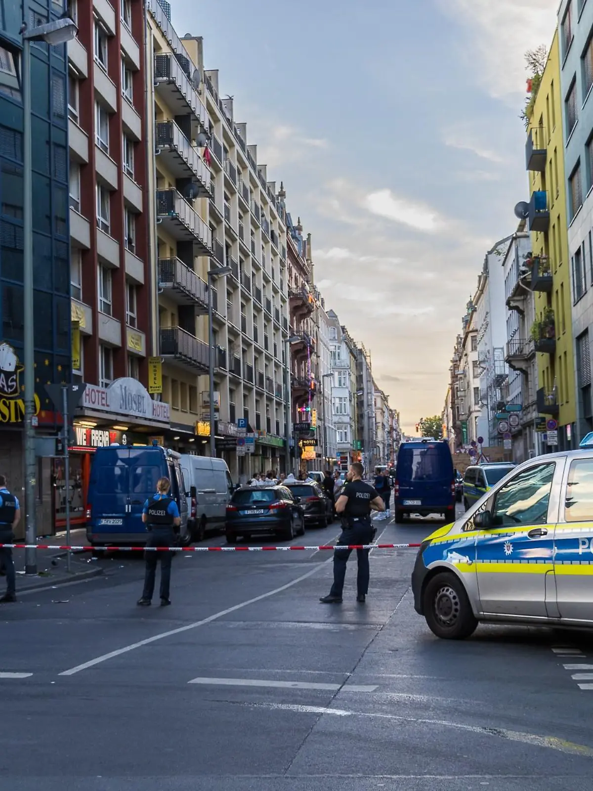 02.08.2022, Hessen, Frankfurt/Main: Polizisten stehen vor einer Absperrung während eines Einsatzes im Bahnhofsviertel (zu dpa: «Junger Mann durch Polizeischuss in Frankfurt am Main tödlich verletzt»). Foto: --/5vision Media /dpa +++ dpa-Bildfunk +++