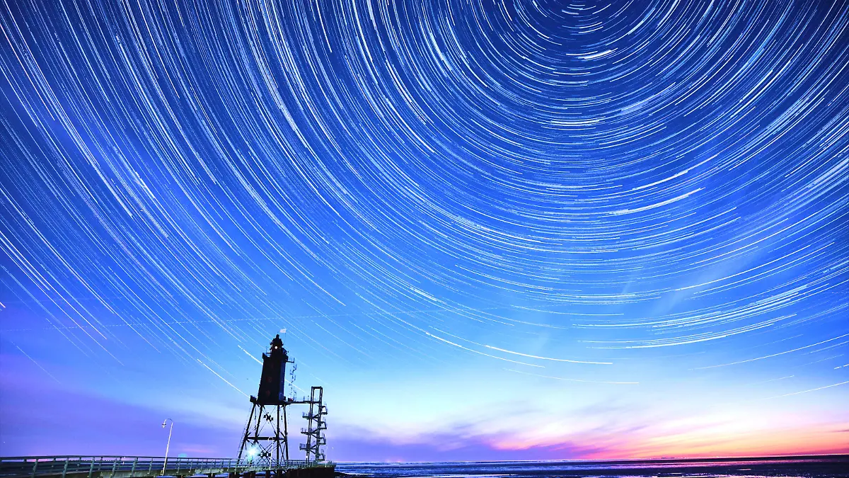 Leuchtturmdenkmal Obereversand an der Wurster Nordseeküste. Der Startrail-Effekt entstand durch Langzeit- und Mehrfachbelichtung und zeigt die Sternenspuren duch die Erdrotation. Dorum-Neufeld, 31.05.2020