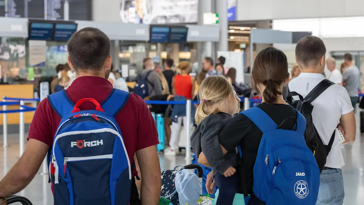  Ferienbeginn in BW: Voller Flughafen am letzten Schultag - Lange Schlangen beim Check-In - Keine Wartezeit bei Kontrollen Den letzten Schultag vor den Sommerferien in Baden-Württemberg nutzten am heutigen Mittwoch bereits etliche Familien zum Start in den Urlaub. Bereits am morgen bildeten sich teils lange Schlangen beim Check-In und der Gepäckaufgabe für beliebte Sonnen-Ziele da Urlauber bis zu 3 Stunden vor Abflug angereist waren. Just heute führte aber IT-Problem bei einem beliebten Ferienanbieter zu längeren Wartezeiten beim Check-In. Doch die Urlauber nahmen es gelassen. Der Flughafen war für den Ansturm aber gerüstet, sodass die Sicherheitskontrollen zügig passiert werden konnten.Auch zum offiziellen Ferienbeginn morgen werden wieder Copyright: 7aktuell.dex xDanielxJüptner