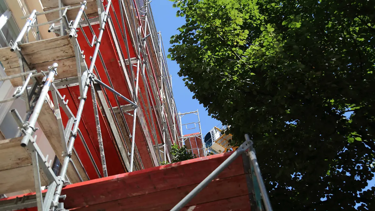 Baugerüst an der Außenmauer während eines Rundgangs auf der Baustelle für die neue Synagoge in der Schloßstraße in Potsdam, 4. Juli 2022. Rundgang Neubau Synagoge Potsdam *** Scaffolding on the outer wall during a tour of the construction site for the new synagogue in Schloßstraße in Potsdam, July 4, 2022 Tour of new synagogue Potsdam