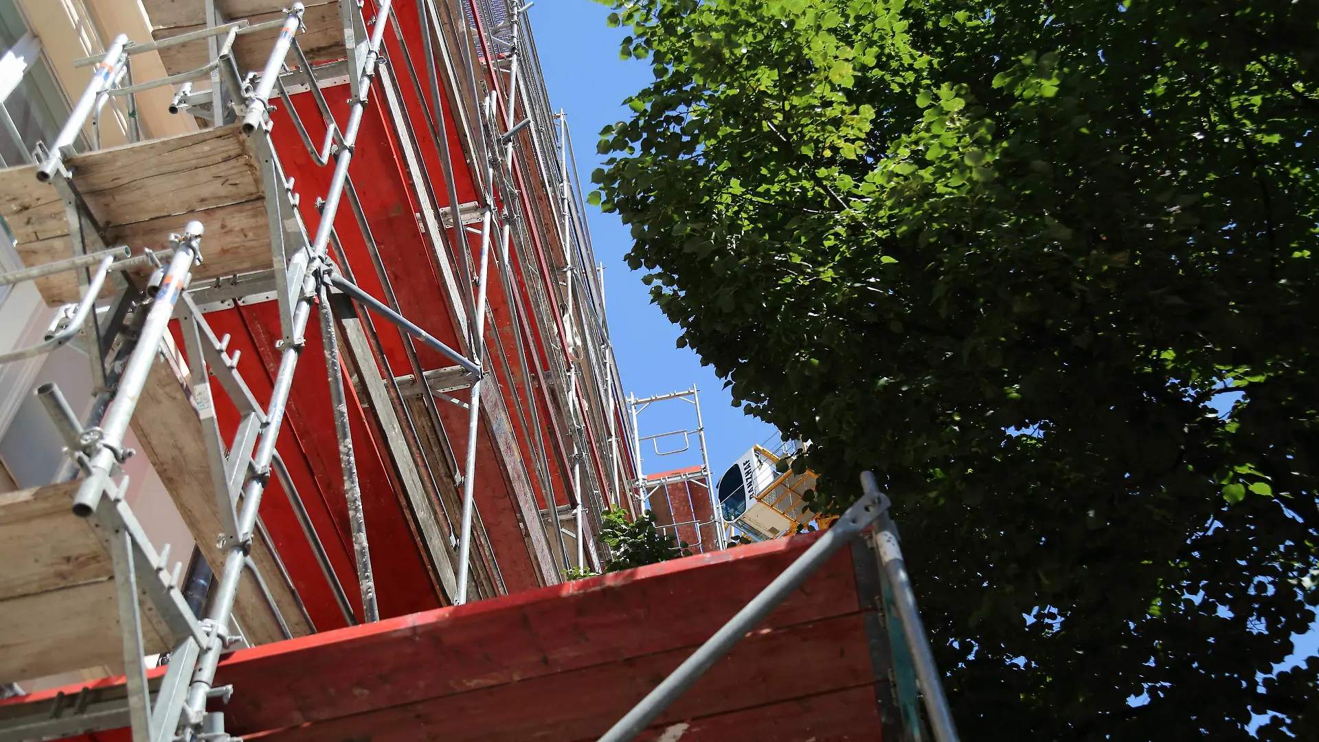 Baugerüst an der Außenmauer während eines Rundgangs auf der Baustelle für die neue Synagoge in der Schloßstraße in Potsdam, 4. Juli 2022. Rundgang Neubau Synagoge Potsdam *** Scaffolding on the outer wall during a tour of the construction site for the new synagogue in Schloßstraße in Potsdam, July 4, 2022 Tour of new synagogue Potsdam