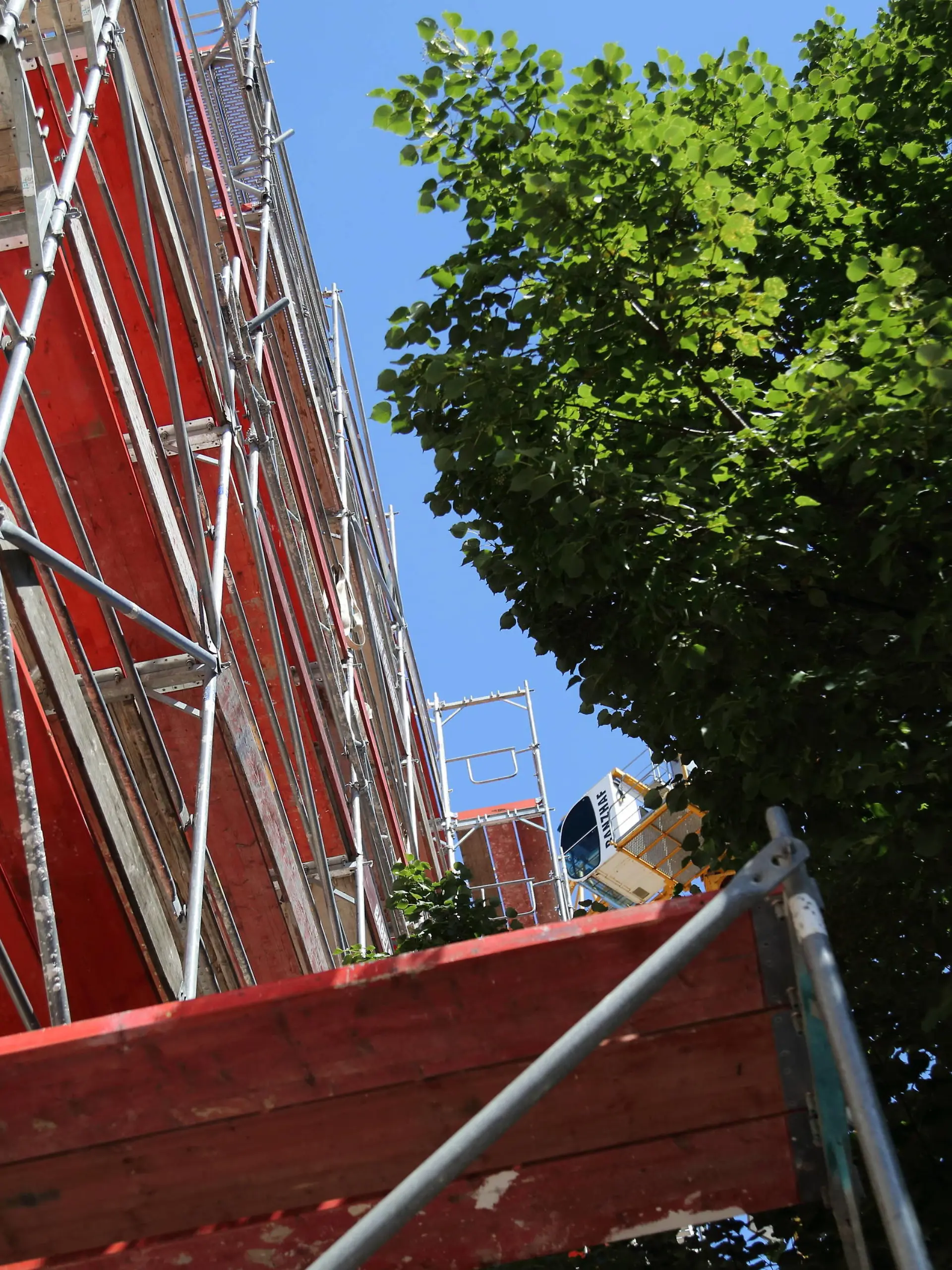 Baugerüst an der Außenmauer während eines Rundgangs auf der Baustelle für die neue Synagoge in der Schloßstraße in Potsdam, 4. Juli 2022. Rundgang Neubau Synagoge Potsdam *** Scaffolding on the outer wall during a tour of the construction site for the new synagogue in Schloßstraße in Potsdam, July 4, 2022 Tour of new synagogue Potsdam