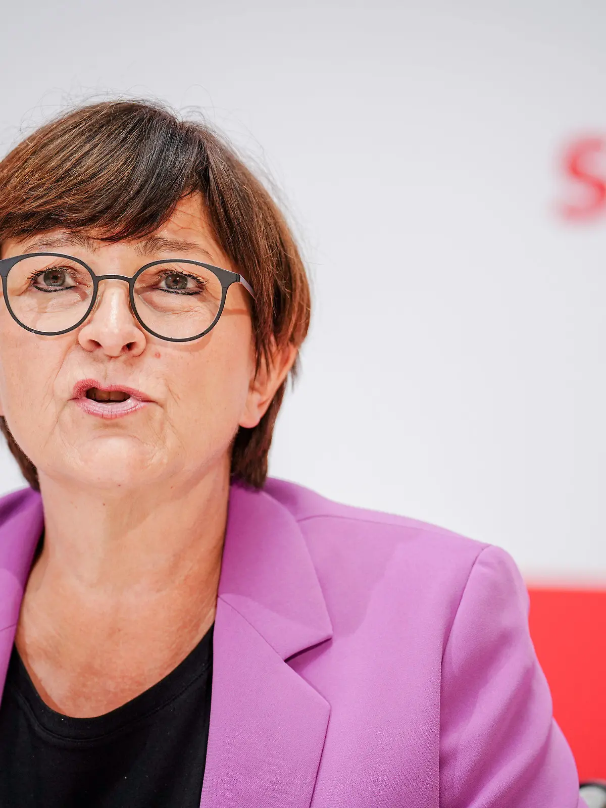 13.06.2022, Schleswig-Holstein, Kiel: Saskia Esken, SPD-Bundesvorsitzende, gibt nach den Gremiensitzungen ihrer Partei eine Pressekonferenz. Foto: Kay Nietfeld/dpa +++ dpa-Bildfunk +++