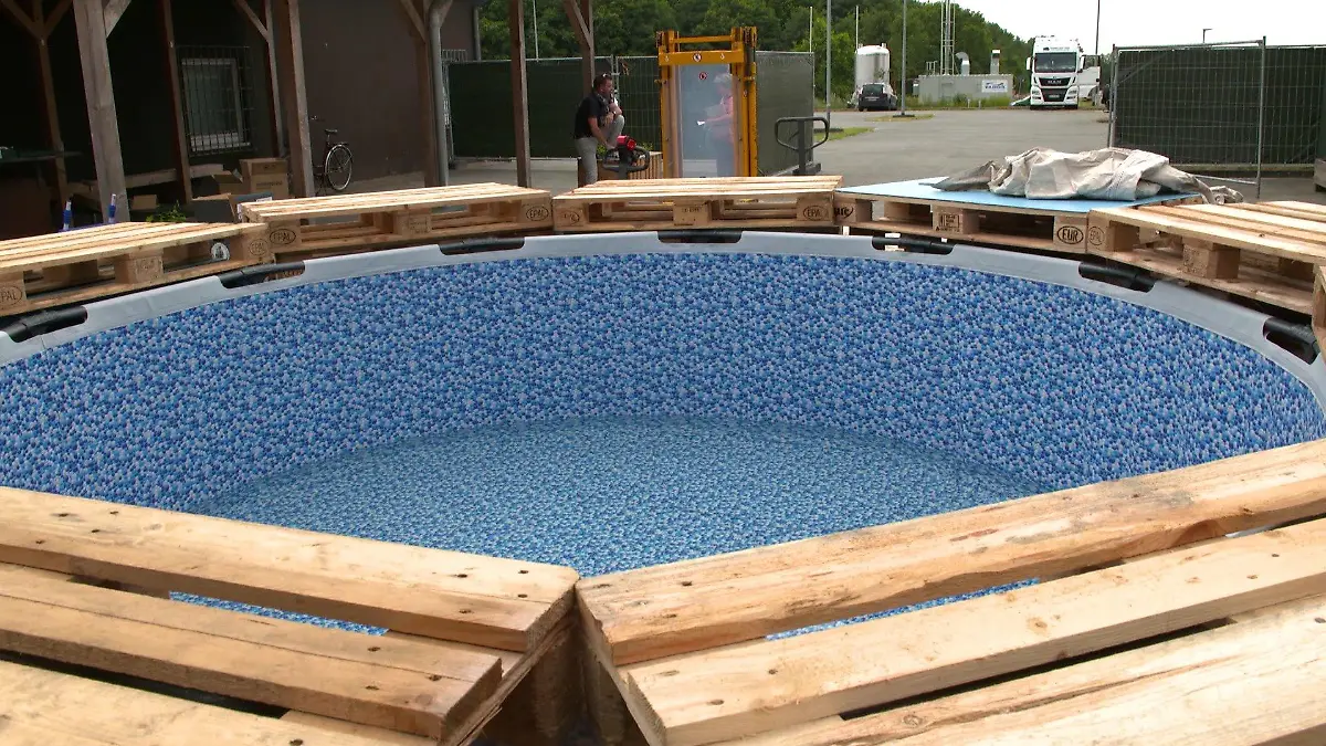 In dem kleinen Pool auf dem Brauerei-Gelände können sich die Wacken-Besucher abkühlen.