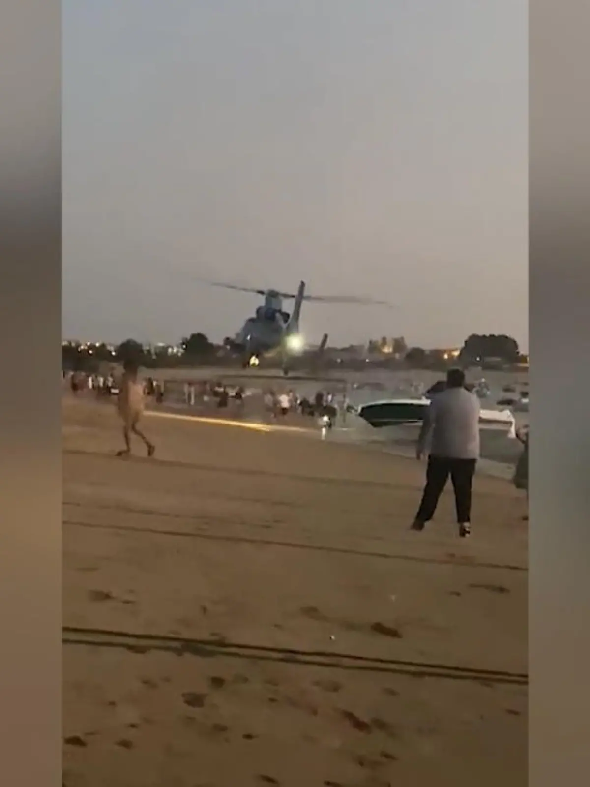 Die spanische Polizei hat Dutzende Plünderer abgehalten, die eine Cannabisladung von einem verunglückten Schiff stehlen wollten.