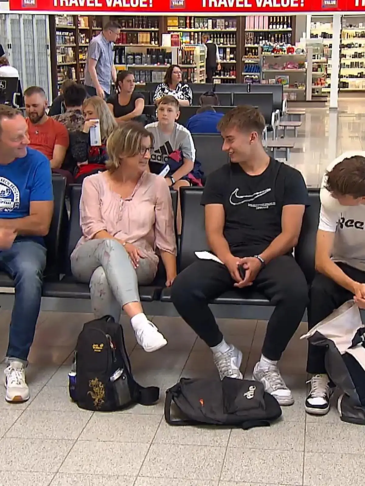 Lange Schlangen an den Gates, überfüllte Flughallen, Flugausfälle. Entspannt in den Urlaub fliegen – geht das aktuell überhaupt noch? - Ja! Am Flughafen Kassel-Calden ist von alledem keine Spur! Ob der kleine Flughafen jetzt zum Geheimtipp wird, sehen Sie im Video.