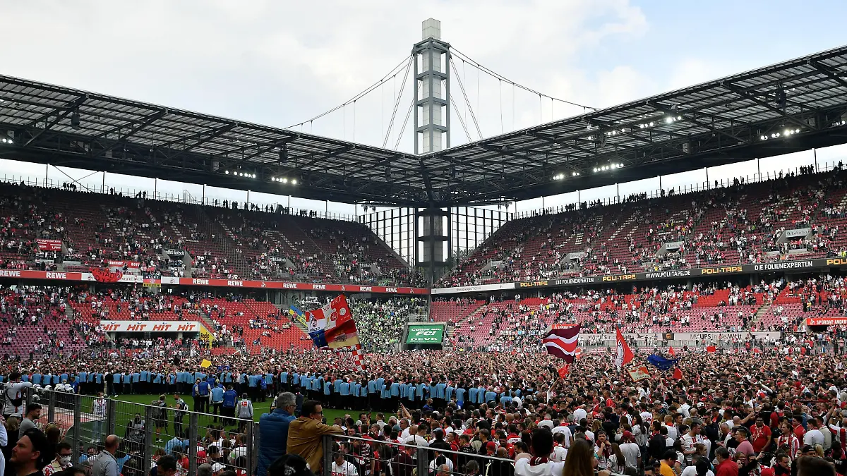 Koeln, Rheinenergiestadion, 07.05.22, GER, Herren, 1.Bundesliga, Saison 2021-2022, 1.FC Koeln - VfL Wolfsburg Bild: Fankurve, Fans, Fanblock des 1.FC Koeln stuermt den Platz und feiert die Qualifikation fuer den Europapokal Nur fuer journalistische Zwecke Only for editorial use Gemaess den Vorgaben der DFL Deutsche Fußball Liga ist es untersagt, in dem Stadion und/oder vom Spiel angefertigte Fotoaufnahmen in Form von Sequenzbildern und/oder videoaehnlichen Fotostrecken zu verwerten bzw. verwerten zu lassen. DFL regulations prohibit any use of photographs as image sequences and/or quasi-video. Nordrhein-Westfalen Deutschland *** Koeln, Rheinenergiestadion, 07 05 22, GER, Herren, 1 Bundesliga, Saison 2021 2022, 1 FC Koeln VfL Wolfsburg Bild Fankurve, Fans, Fanblock des 1 FC Koeln stuermt den Platz und feiern die Qualifikation für den Europapokal Nur fuer journalistische Zwecke Only for editorial use According to the regulations of the DFL Deutsche Fußball Liga it is prohibited, DFL regulations prohibit any use of photographs as image sequences and or quasi video North Rhine Westphalia Germany 