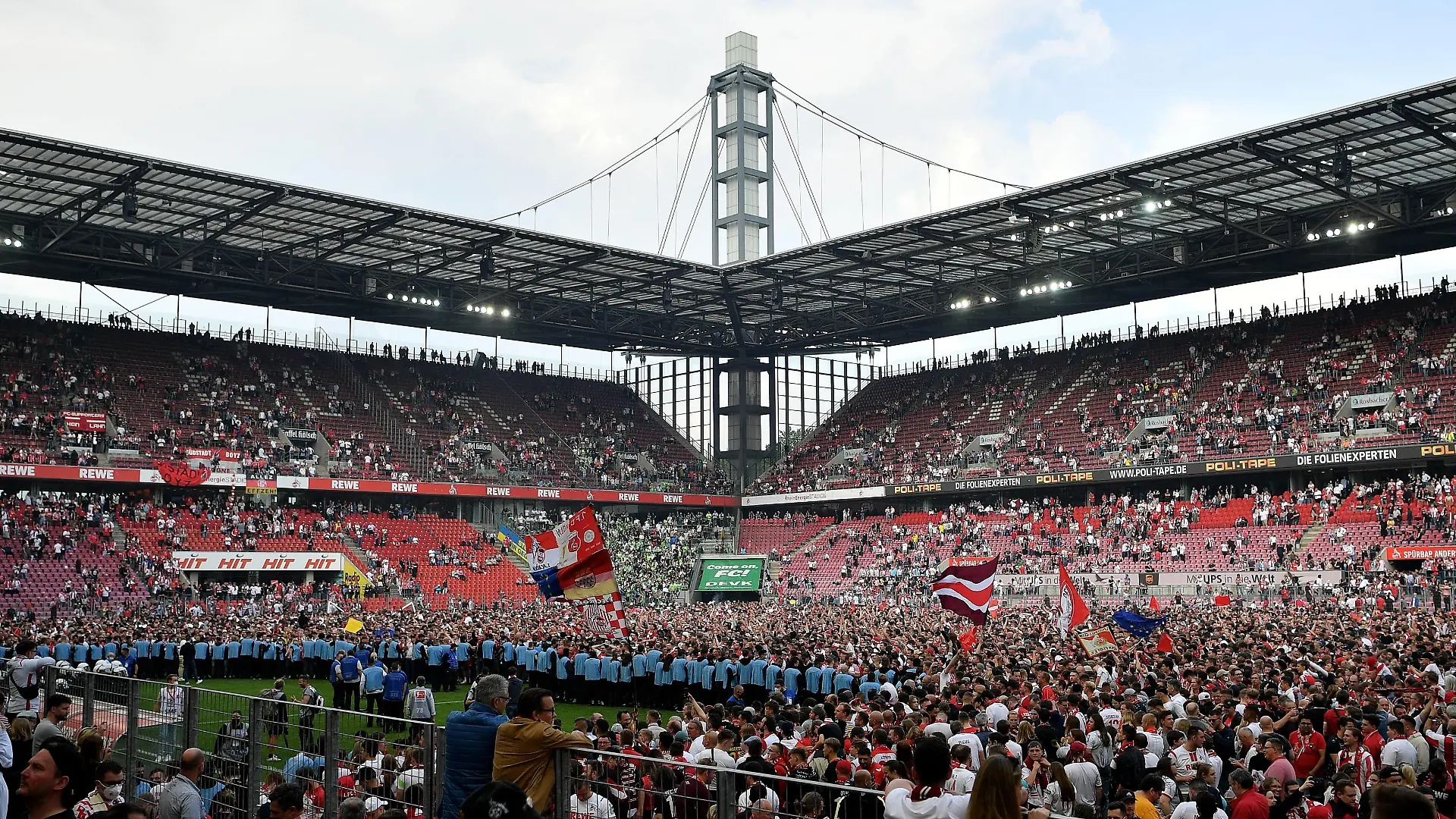 Koeln, Rheinenergiestadion, 07.05.22, GER, Herren, 1.Bundesliga, Saison 2021-2022, 1.FC Koeln - VfL Wolfsburg Bild: Fankurve, Fans, Fanblock des 1.FC Koeln stuermt den Platz und feiert die Qualifikation fuer den Europapokal Nur fuer journalistische Zwecke Only for editorial use Gemaess den Vorgaben der DFL Deutsche Fußball Liga ist es untersagt, in dem Stadion und/oder vom Spiel angefertigte Fotoaufnahmen in Form von Sequenzbildern und/oder videoaehnlichen Fotostrecken zu verwerten bzw. verwerten zu lassen. DFL regulations prohibit any use of photographs as image sequences and/or quasi-video. Nordrhein-Westfalen Deutschland *** Koeln, Rheinenergiestadion, 07 05 22, GER, Herren, 1 Bundesliga, Saison 2021 2022, 1 FC Koeln VfL Wolfsburg Bild Fankurve, Fans, Fanblock des 1 FC Koeln stuermt den Platz und feiern die Qualifikation für den Europapokal Nur fuer journalistische Zwecke Only for editorial use According to the regulations of the DFL Deutsche Fußball Liga it is prohibited, DFL regulations prohibit any use of photographs as image sequences and or quasi video North Rhine Westphalia Germany