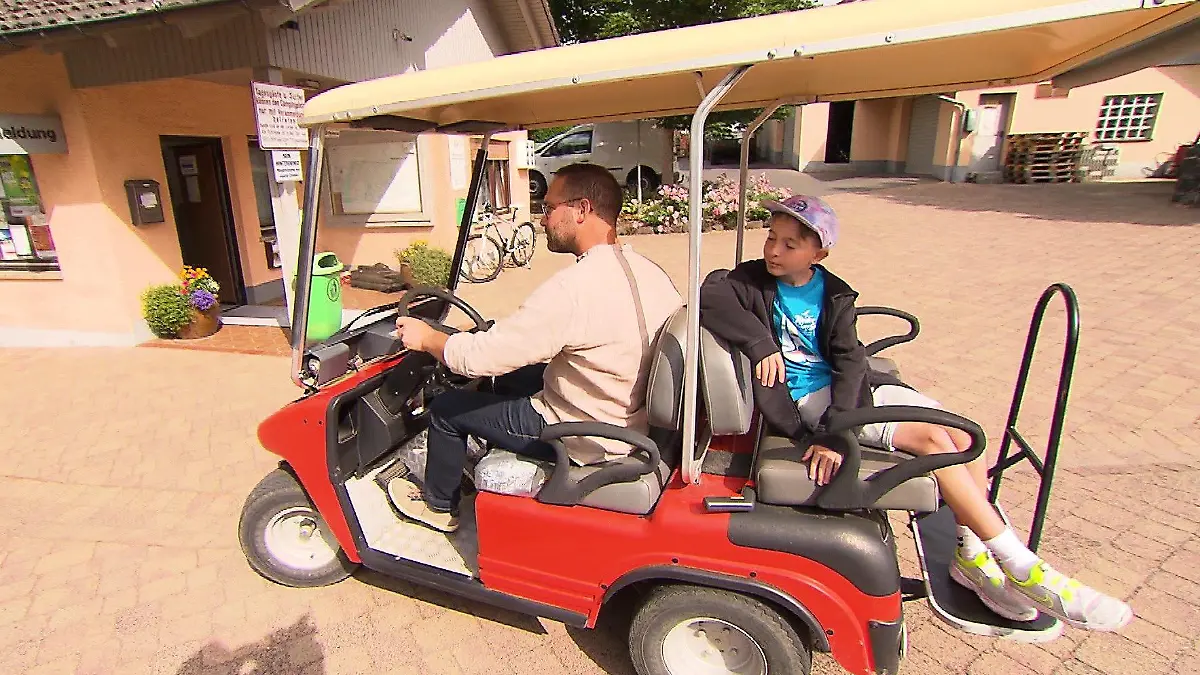 Florian Appel ist der Betreiber des Campingplatzes Niedermooser See - mit seinem Sohn schaut er mit dem Elektromobil nach dem Rechten.