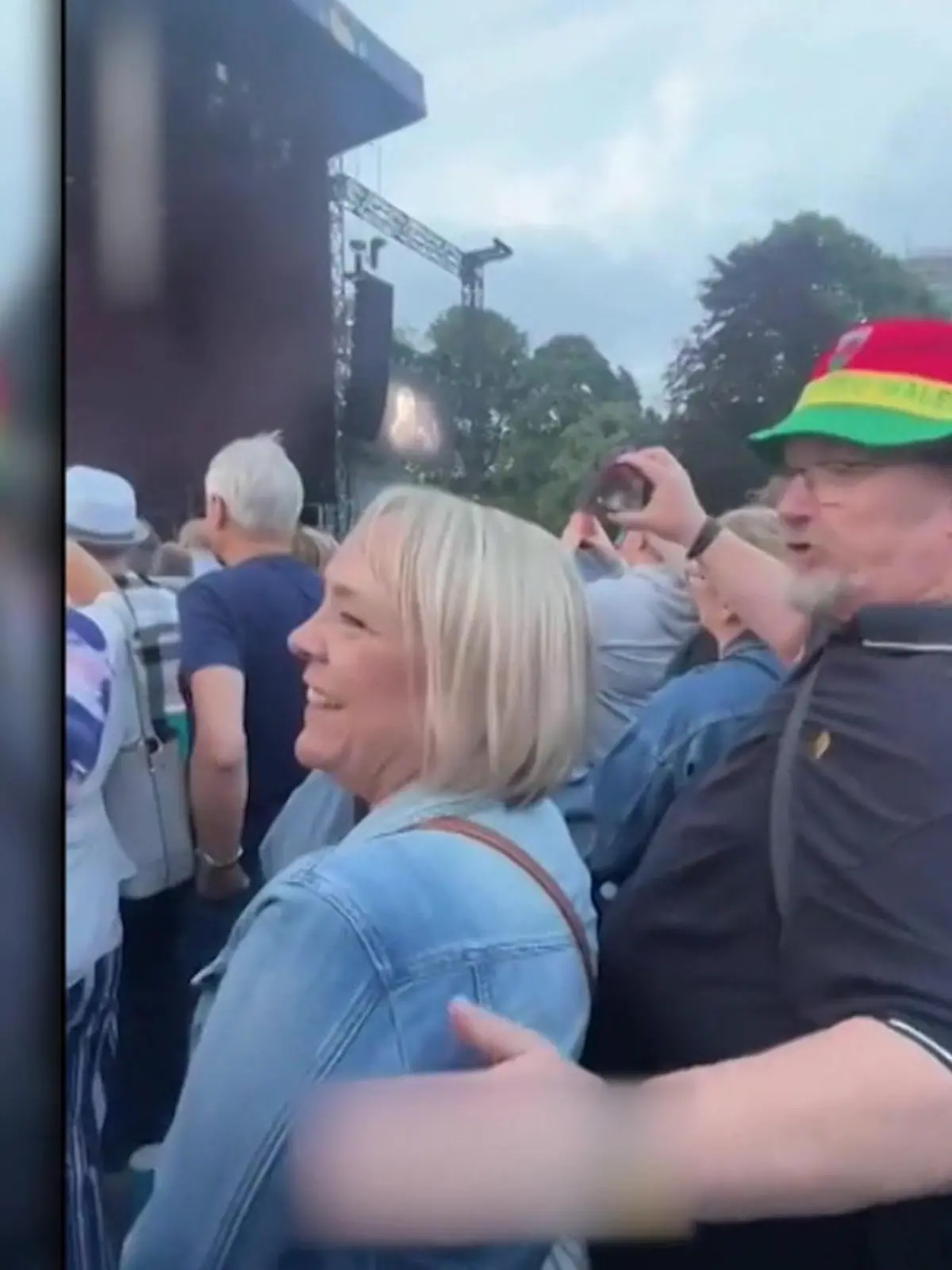 Da sind aber auch viele Leute auf einem Konzert! Da kann es schonmal passieren, dass selbst ein liebender Ehemann versehentlich die falsche Frau zärtlich an der Schulter berührt. Wie die Fremde darauf reagiert, gibt es im Video zu sehen!