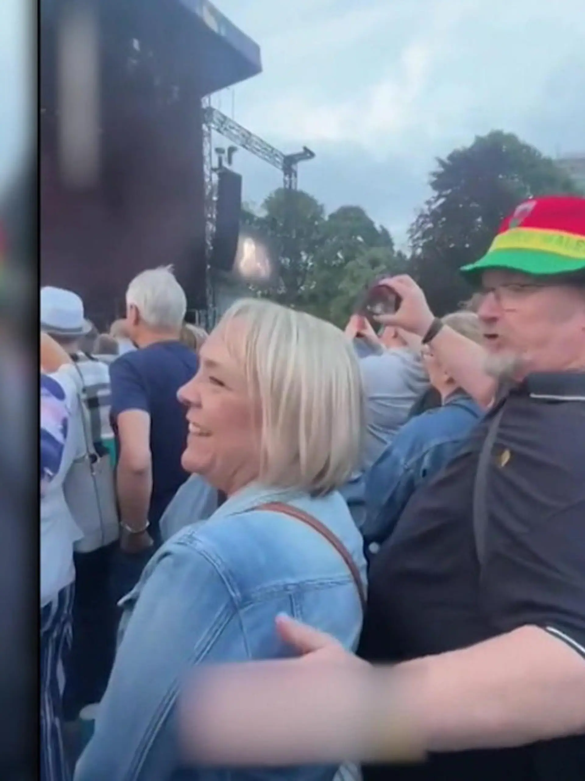 Da sind aber auch viele Leute auf einem Konzert! Da kann es schonmal passieren, dass selbst ein liebender Ehemann versehentlich die falsche Frau zärtlich an der Schulter berührt. Wie die Fremde darauf reagiert, gibt es im Video zu sehen!