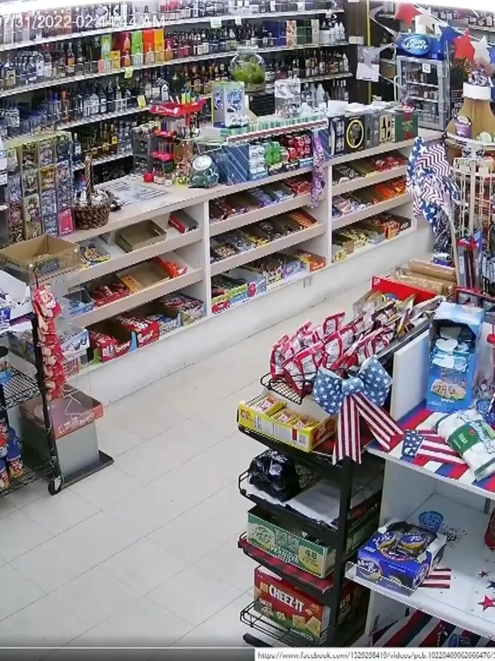 In Riverside County, Kalifornien hat ein 80-jähriger Ladenbesitzer einen Maskierten mit seiner Schrotflinte vertrieben. Der Mann traf den Verbrecher am Arm, dieser floh schließlich mit seinen Komplizen, die allesamt im Krankenhaus noch verhaftet wurden.