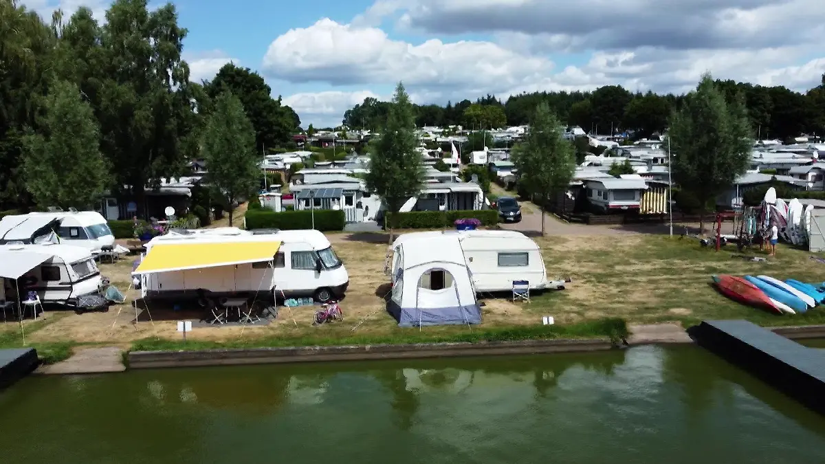 Idylle pur und in der ersten Reihe das Wasser direkt vor der Nase - der Campingplatz am Nieder-Mooser See ist eine Reise wert.