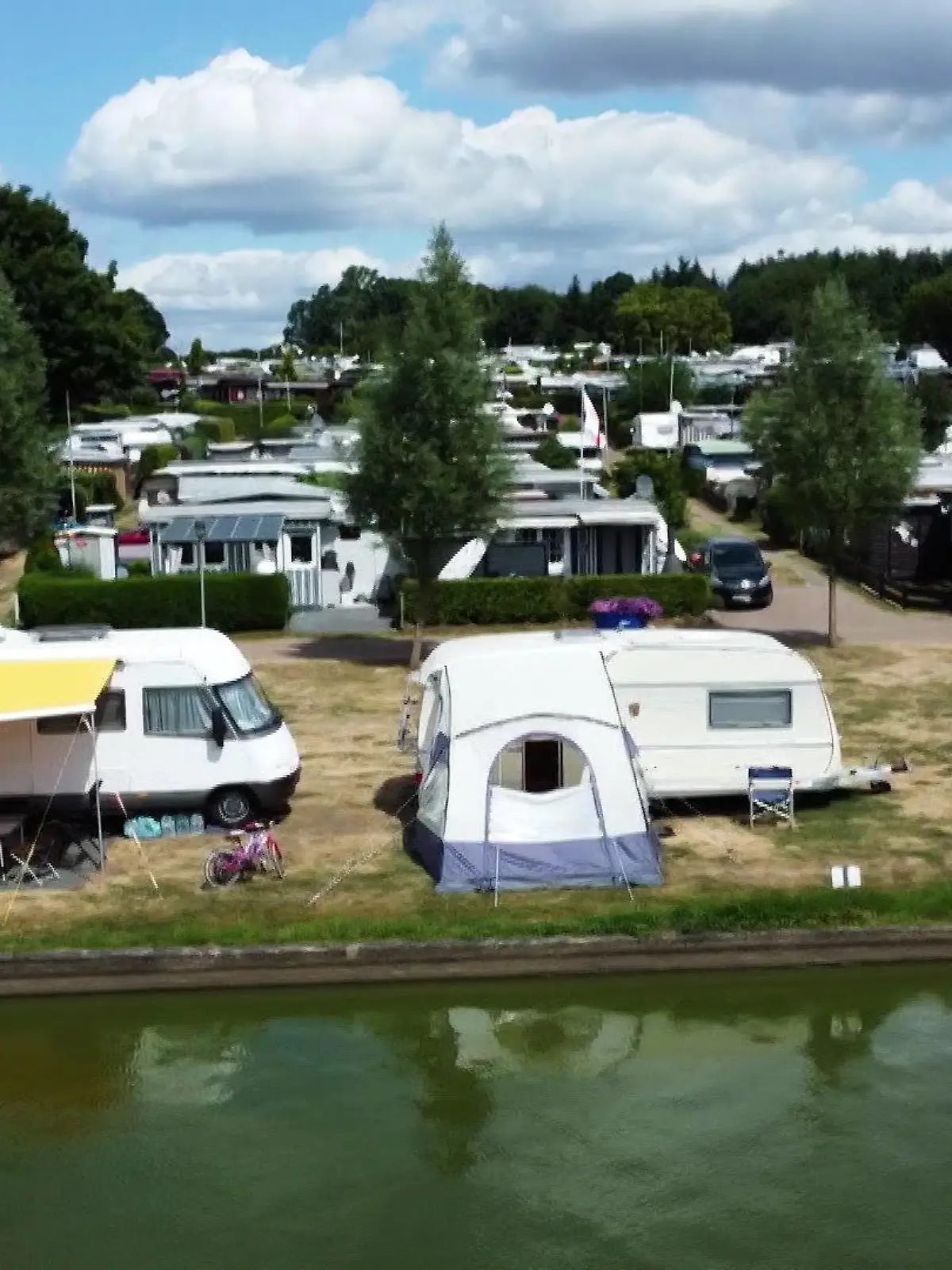 Idylle pur und in der ersten Reihe das Wasser direkt vor der Nase - der Campingplatz am Nieder-Mooser See ist eine Reise wert.