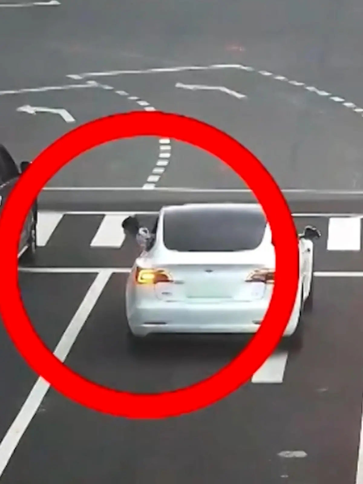 In China ist ein Kind aus dem Auto der Mutter gefallen - diese fuhr einfach weiter. Zum Glück bemerkten andere Autofahrer das kleine Mädchen, das mit leichten Kratzern davonkam und wenig später wieder in den Armen der Mutter war.