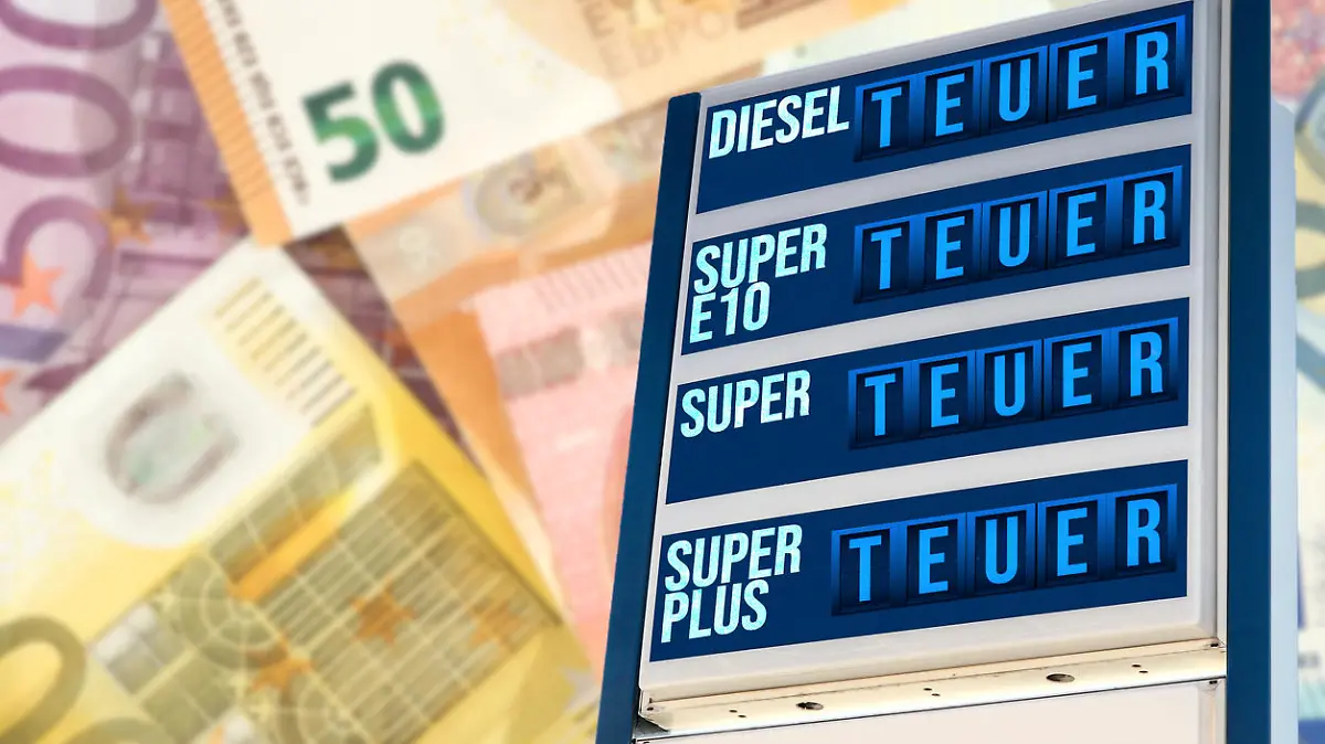 Tankstelle mit Preisangabe Teuer und Euro Geldscheine