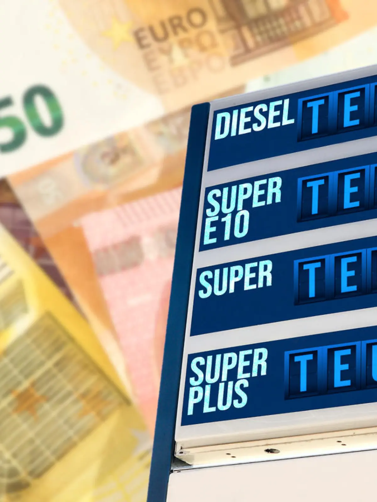 Tankstelle mit Preisangabe Teuer und Euro Geldscheine