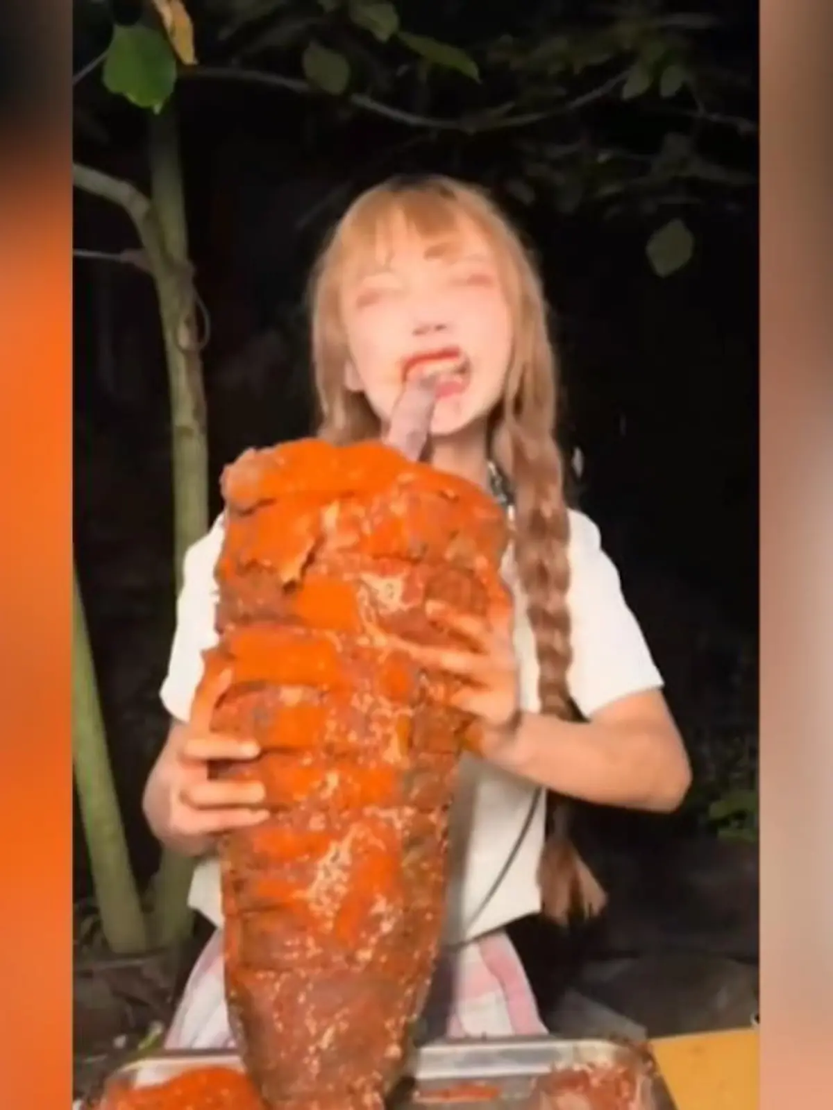 „Tizi“ wie sich diese Food-Bloggerin im Netz nennt, zeigt in einem Video, wie sie einen Weißen Hai zerlegt, zubereitet und isst. Ekelhaft! Damit sorgt sie nicht nur in China für entsetzte Gesichter...