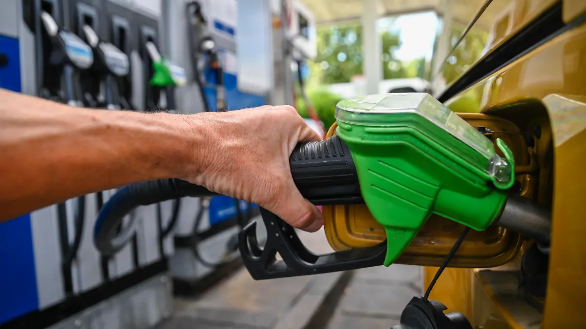 29.07.2022, Bayern, Rosenheim: Ein Pkw wird an einer Tankstelle betankt. Wer beim Urlaub im Ausland an der Tankstellen sparen will, muss sich diesen Sommer von alten Ritualen trennen. Denn erst jenseits der Grenze zu tanken, lohnt sich längst nicht mehr so sehr wie früher und ist teilweise zum Minusgeschäft geworden. Foto: Uwe Lein/dpa +++ dpa-Bildfunk +++