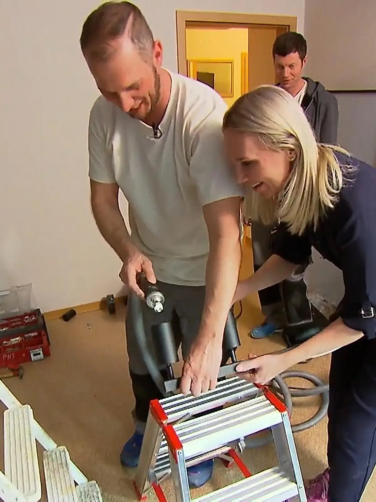 Bild zu: "So dreht man eine Glühbirne mit dem Staubsauger ein"