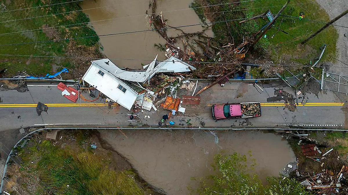 July 29, 2022, Whitesburg, Kentucky, USA: People work to clear a house from a bridge near the Whitesburg Recycling Center in Letcher County on Friday. At least 16 people are dead and hundreds of homes are ruined following catastrophic flooding in Kentucky. (Credit Image: © Ryan C. Hermens/Lexington Herald-Leader via ZUMA Press Wire