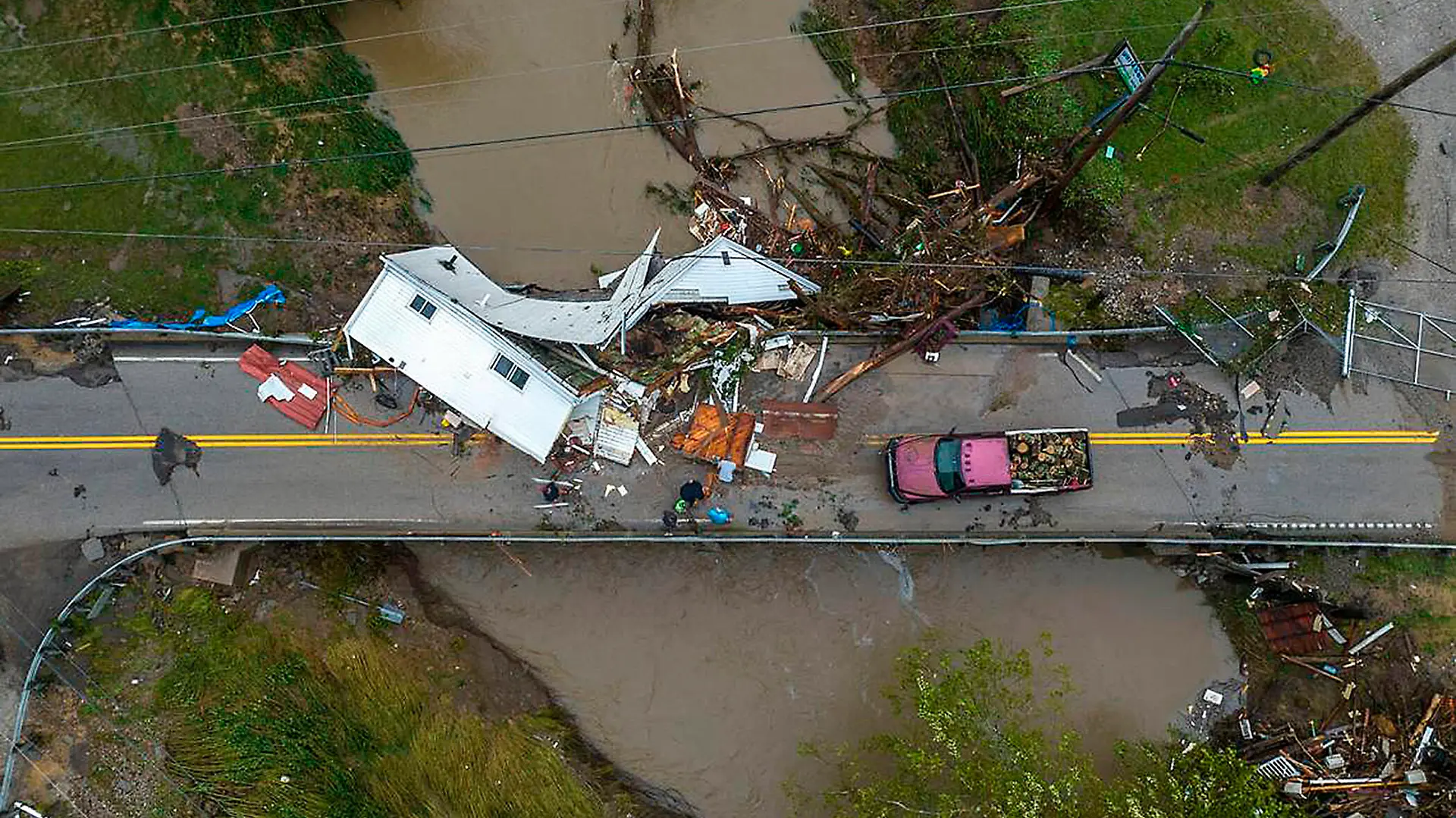 July 29, 2022, Whitesburg, Kentucky, USA: People work to clear a house from a bridge near the Whitesburg Recycling Center in Letcher County on Friday. At least 16 people are dead and hundreds of homes are ruined following catastrophic flooding in Kentucky. (Credit Image: © Ryan C. Hermens/Lexington Herald-Leader via ZUMA Press Wire