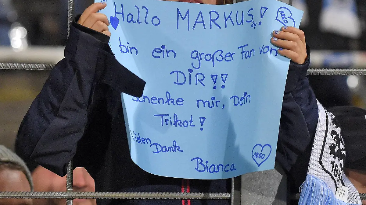 03.11.2017, Fussball Regionalliga Bayern 2017/2018, 20.Spieltag, TSV 1860 München - FC Memmingen, im Städtischen Stadion an der Grünwalder Strasse in München. Dieses Kind hätte gern das Trikot von Markus Ziereis (1860 München) *** 03 11 2017 Football Regionalliga Bayern 2017 2018 20 Matchday TSV 1860 Munich FC Memmingen at the Municipal Stadium on Grünwalder Strasse in Munich This child would like the jersey of Markus Ziereis 1860 München PUBLICATIONxNOTxINxSUI