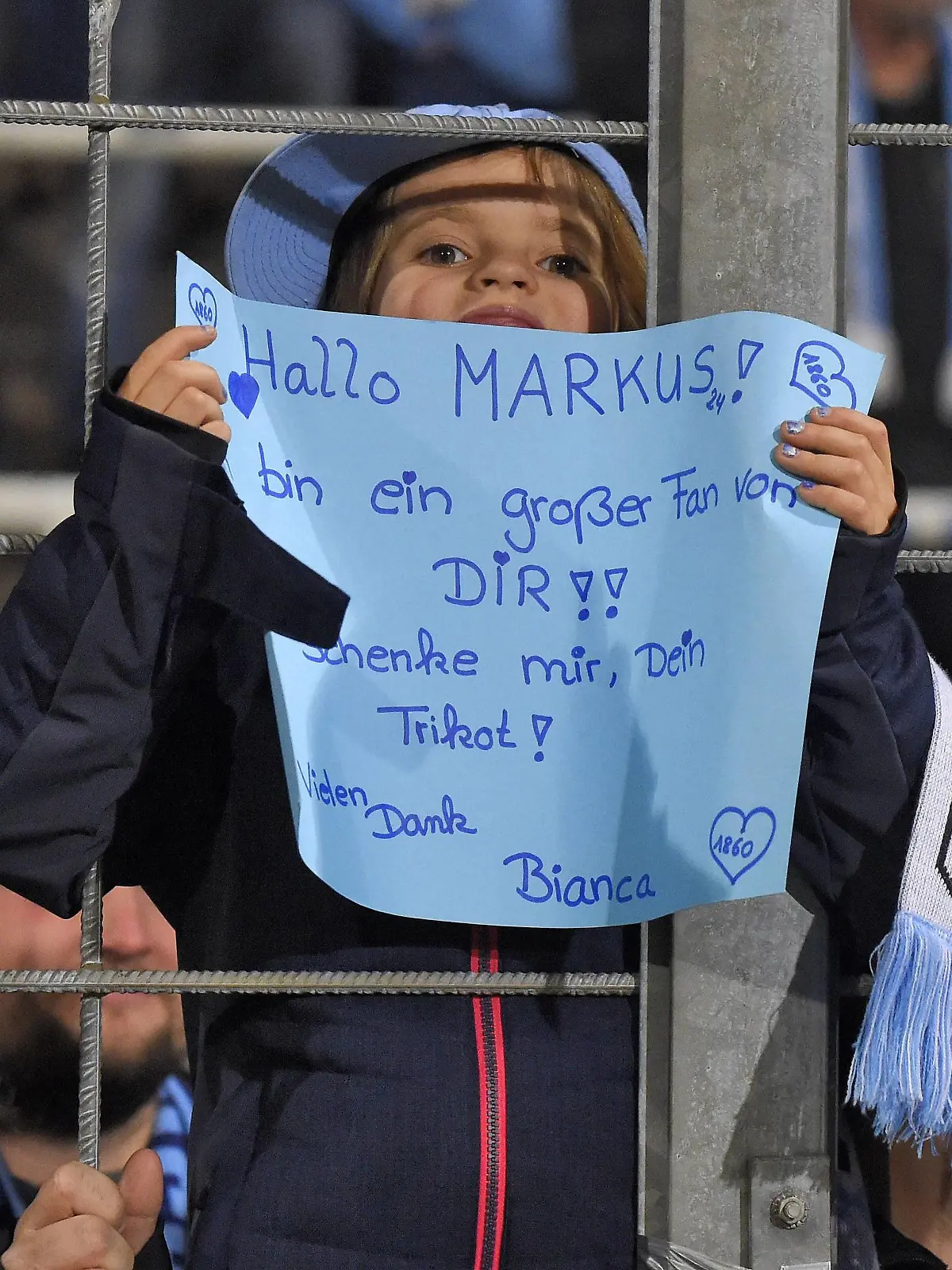 03.11.2017, Fussball Regionalliga Bayern 2017/2018, 20.Spieltag, TSV 1860 München - FC Memmingen, im Städtischen Stadion an der Grünwalder Strasse in München. Dieses Kind hätte gern das Trikot von Markus Ziereis (1860 München) *** 03 11 2017 Football Regionalliga Bayern 2017 2018 20 Matchday TSV 1860 Munich FC Memmingen at the Municipal Stadium on Grünwalder Strasse in Munich This child would like the jersey of Markus Ziereis 1860 München PUBLICATIONxNOTxINxSUI  