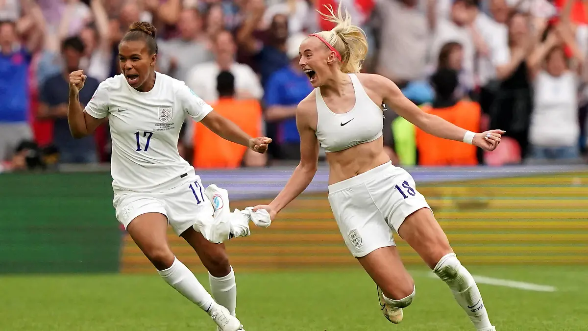 England v Germany - UEFA Women s Euro 2022 - Final - Wembley Stadium England s Chloe Kelly right celebrates with Nikita Parris after scoring their side s second goal of the game during the UEFA Women s Euro 2022 final at Wembley Stadium, London. Picture date: Sunday July 31, 2022. Use subject to FA restrictions. Editorial use only. Commercial use only with prior written consent of the FA. No editing except cropping. PUBLICATIONxNOTxINxUKxIRL Copyright: xJonathanxBradyx 68127700