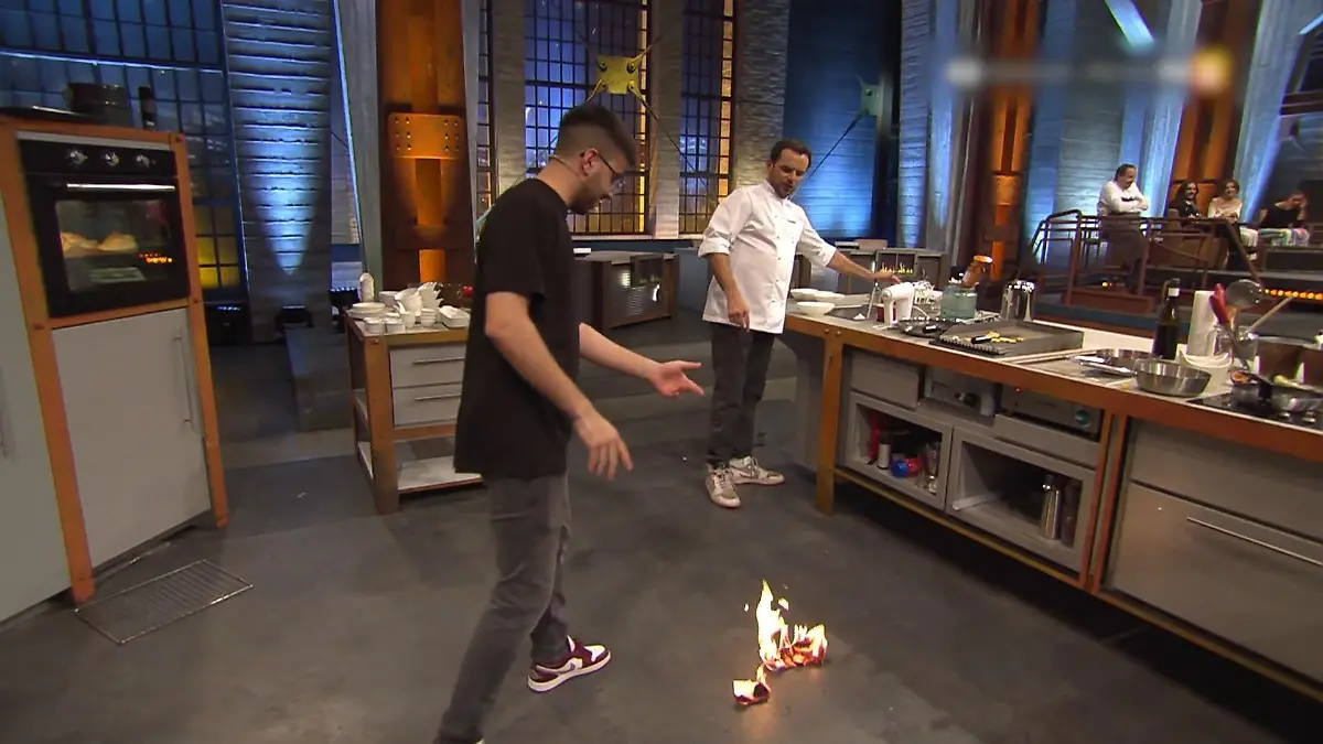 Aber TV-Koch Steffen Henssler bleibt ganz cool Feuer im "Grill den Henssler"-Studio