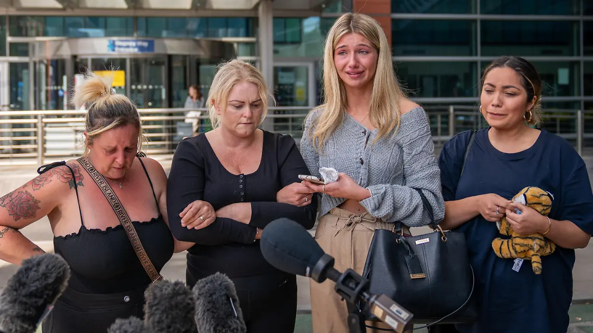 Archie Battersbee court case. Hollie Dance (second left) surrounded by family and friends, outside the Royal London hospital in Whitechapel, east London, speaking to media following the death of her 12 year old son Archie Battersbee. Picture date: Saturday August 6, 2022. The 12-year-old had been in a coma since he was found unconscious in April and was being kept alive by a combination of medical interventions, including ventilation and drug treatments, at the hospital. See PA story COURTS Archie. Photo credit should read: Aaron Chown/PA Wire URN:68195309