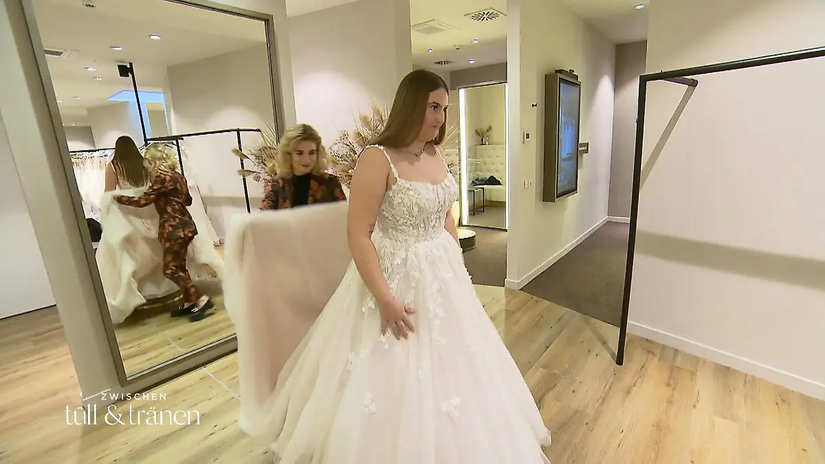 Braut Anna probiert sehr unterschiedliche Kleider an Welches schmeckt?