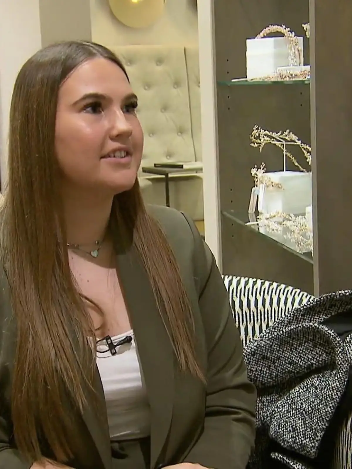 Bild zu: "Anna wird in persönlicher Umgebung im Garten heiraten"