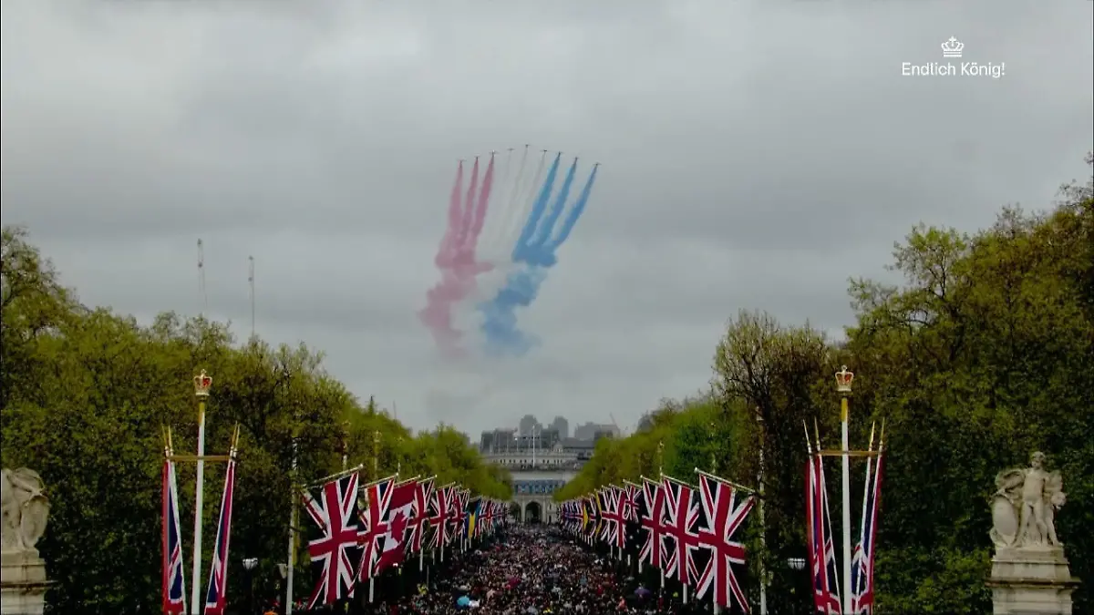 Fliegerstaffel zaubert königliches Kunstwerk in den Himmel Trotz britischem Regenwetter
