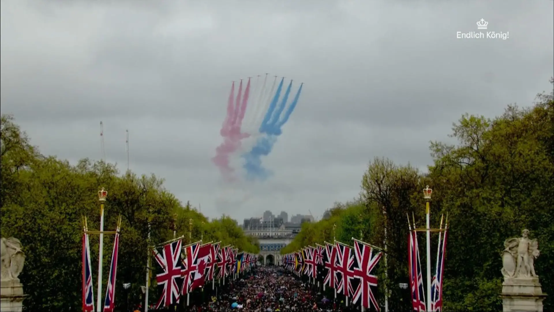 Fliegerstaffel zaubert königliches Kunstwerk in den Himmel Trotz britischem Regenwetter