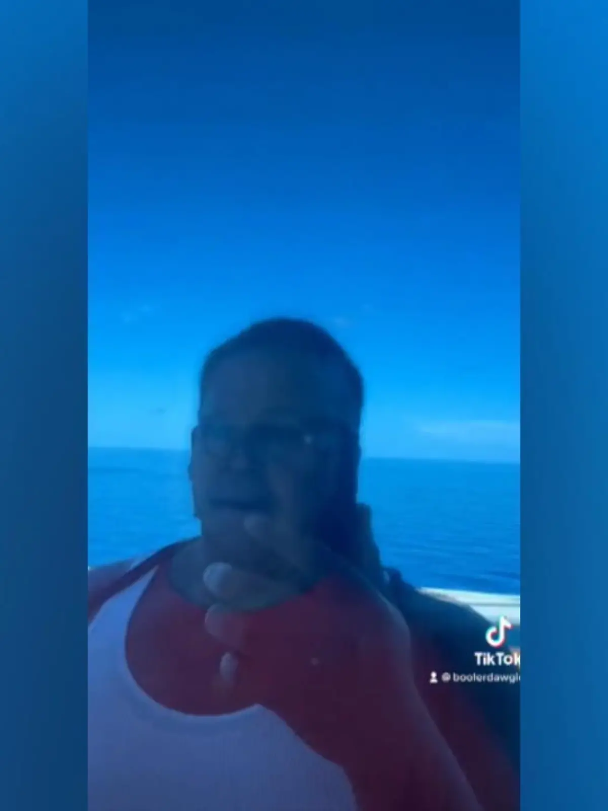 Das offene Meer, Urlaub auf einem Schiff – da kann man schon mal ein Video machen! Doch gerade als ein Mann sich dabei selbst im Fenster filmen will, erschreckt er sich fast zu Tode! Denn statt seines Spiegelbilds sieht er ein anderes Gesicht im Fenster. Was zuerst aussieht wie eine optische Täuschung, ist in Wahrheit ein genialer Streich. Wir zeigen den lustigen Moment im Video.